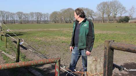 Een deel van het perceel in Uddel waarop de 1.800 vierkante meter grote stal moet komen. Links is één van proefsleuven nog zichtbaar.