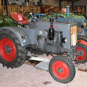 Deze Fendt Dieselross is van 1939. Hij wordt aangedreven door een 2-cilinder watergekoelde Deutzmotor van 25pk.