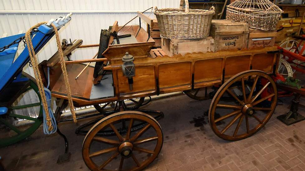Een brik als deze was een veelvoorkomend transportmiddel in de tijd dat het vervoer over de weg nog grotendeels met paard en wagen werd verzorgd.