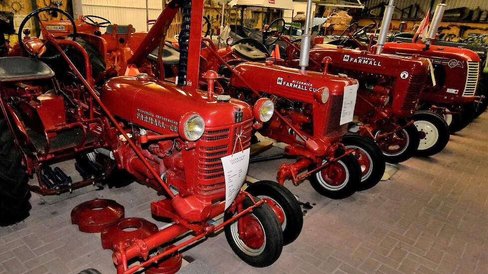 Twee Farmall Cubjes, de meest linkse is een Franse (vandaar de gele koplampen), de Cub daarnaast is een Amerikaan.