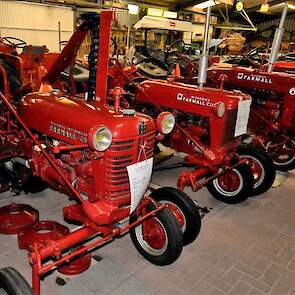 Twee Farmall Cubjes, de meest linkse is een Franse (vandaar de gele koplampen), de Cub daarnaast is een Amerikaan.