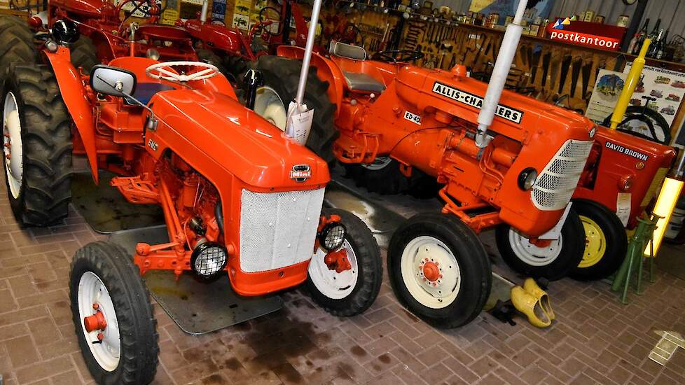 De oranjesectie bestaat uit deze Nuffield BMC Mini en Allis Chalmers ED40. De David Brown ernaast is een 770.