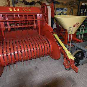 Museum De Grote Glind heeft ook een behoorlijke collectie werktuigen, waaronder deze Welger lagedrukpers en Vicon pendelstrooier