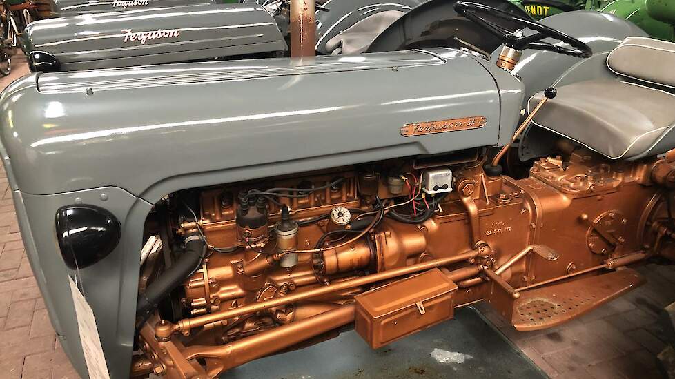 Een van de vijf Fergusons uit de collectie is deze 35 Goudbuik uit 1956 met een 4-cilinder benzine/petroleummotor van Standard.