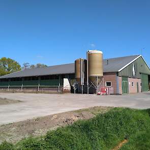De familie Ter Haar heeft een melkveehouderij met 65 melkkoeien. Sinds 2016 maken ze van eigen melk kaas. Daarnaast leveren ze melk aan FrieslandCampina.