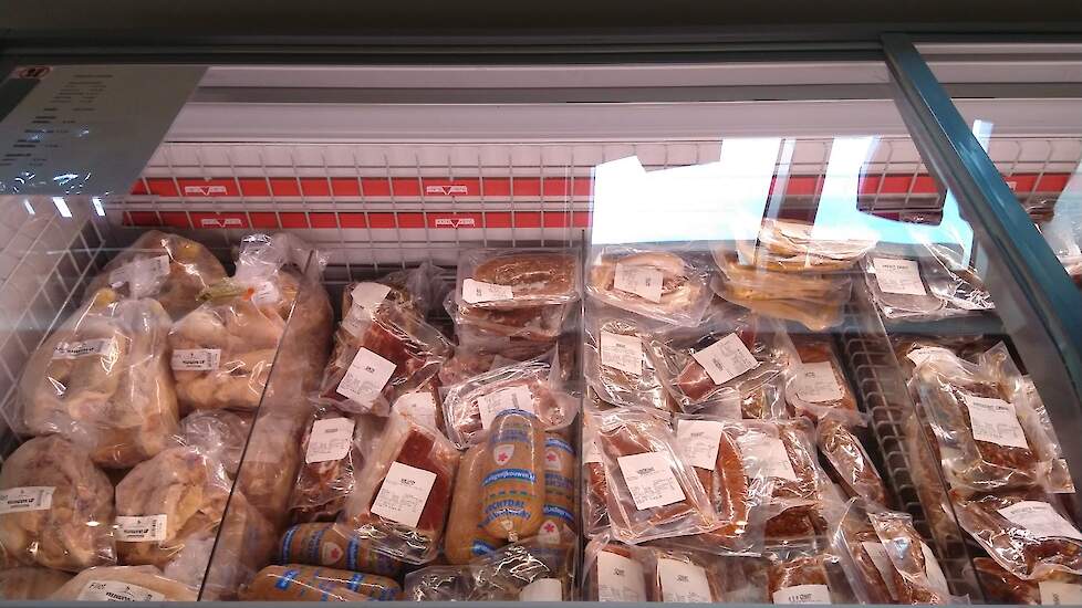 Voor het vlees is er een samenwerking aangegaan met Weivarkens. De ‘wei‘, die bij het kaas maken als restproduct overblijft wordt vaan de varkens van ‘Weivarkens’ gevoerd. Het vlees wordt weer in de winkel verkocht.
