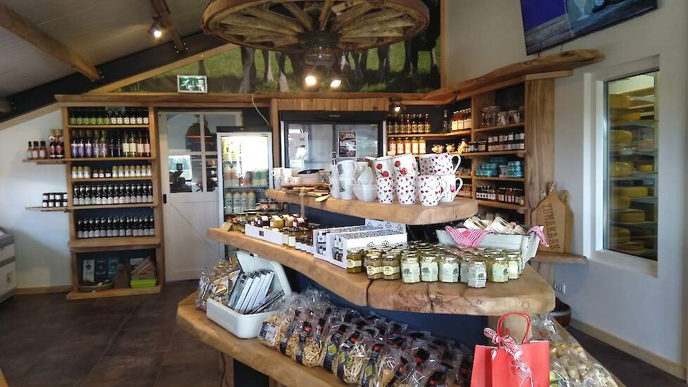De winkel ligt vol met streekproducten uit de omgeving.