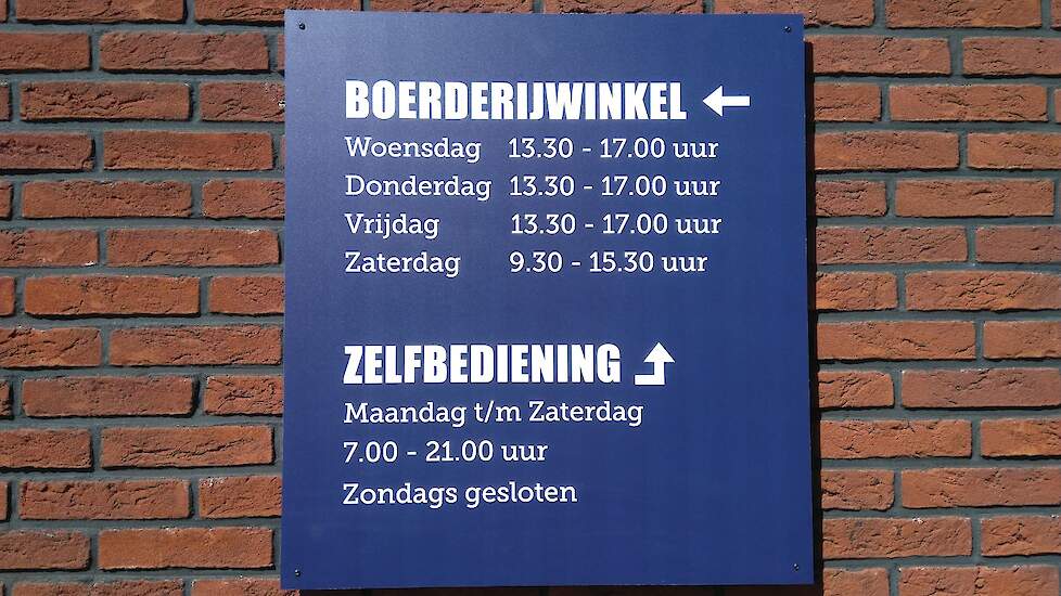De openingstijden van de vernieuwde winkel. Ook is er de mogelijkheid om elke dag kaas te kopen op het erf.