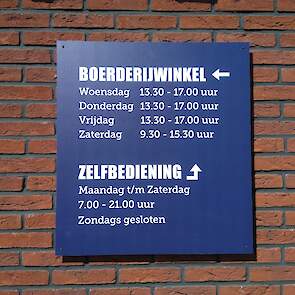 De openingstijden van de vernieuwde winkel. Ook is er de mogelijkheid om elke dag kaas te kopen op het erf.
