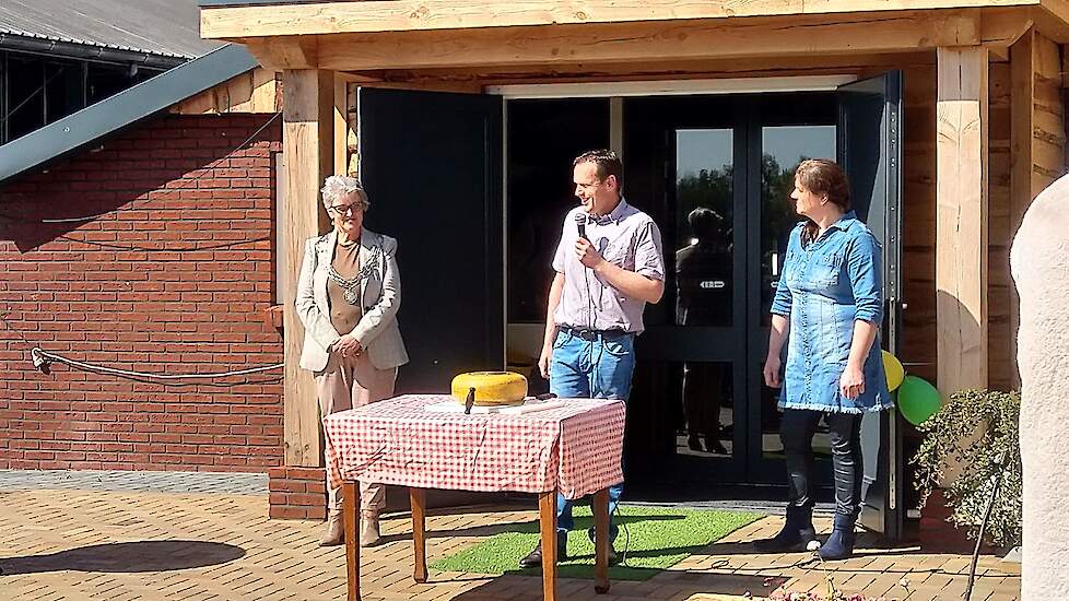 Dirk ter Haar spreekt de aanwezigen bij de opening toe. Rechts zijn vrouw Dide en links burgemeester Doret Tigchelaar.