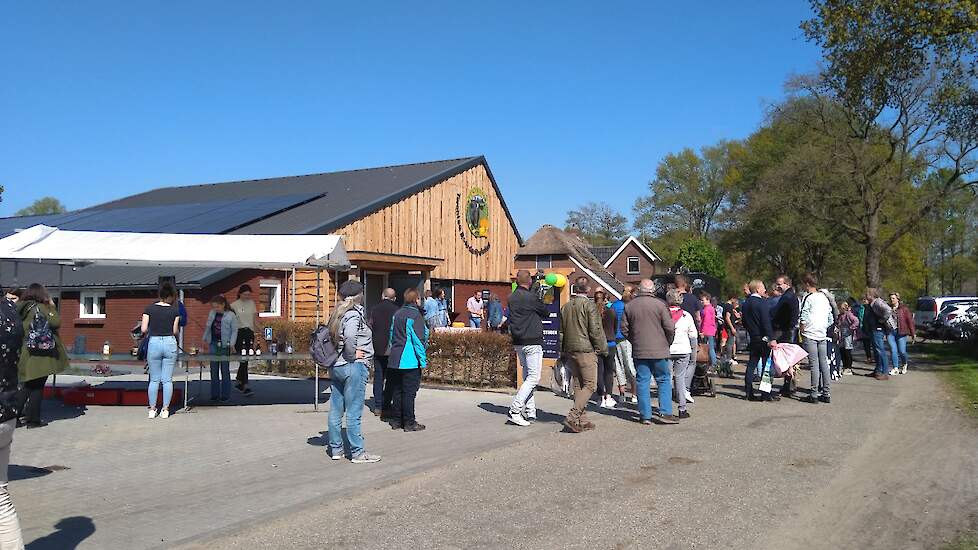 Veel buurtbewoners en bekenden van de familie waren op de opening afgekomen.