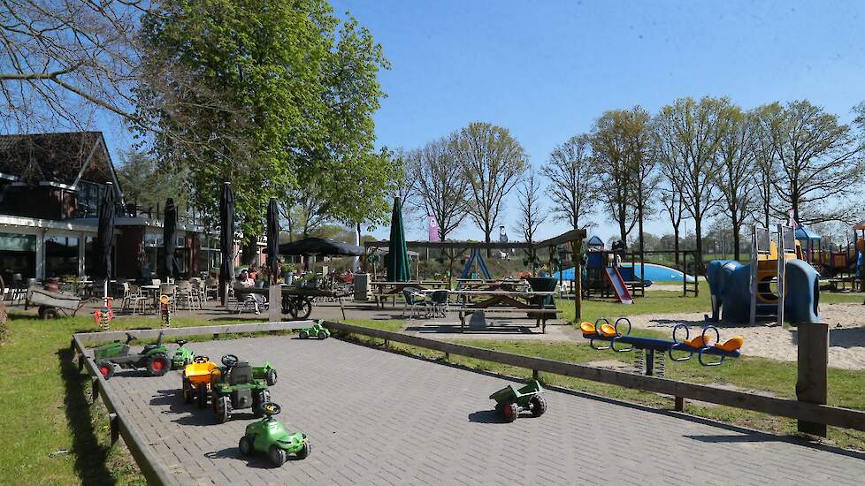 Naast het restaurant en winkel zijn er ook een golfbaan en een speeltuin buiten.