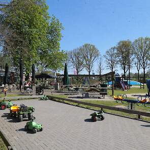 Naast het restaurant en winkel zijn er ook een golfbaan en een speeltuin buiten.