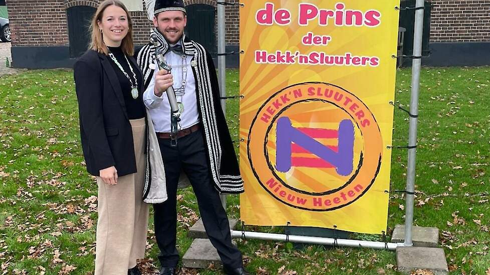 De nieuwe prins Koen Kemper (r) samen met vriendin Ilse.