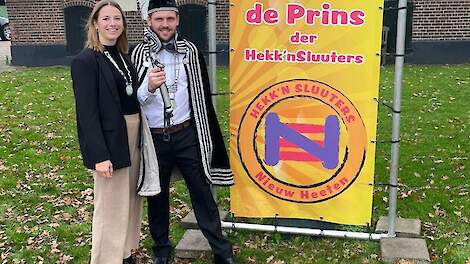 De nieuwe prins Koen Kemper (r) samen met vriendin Ilse.
