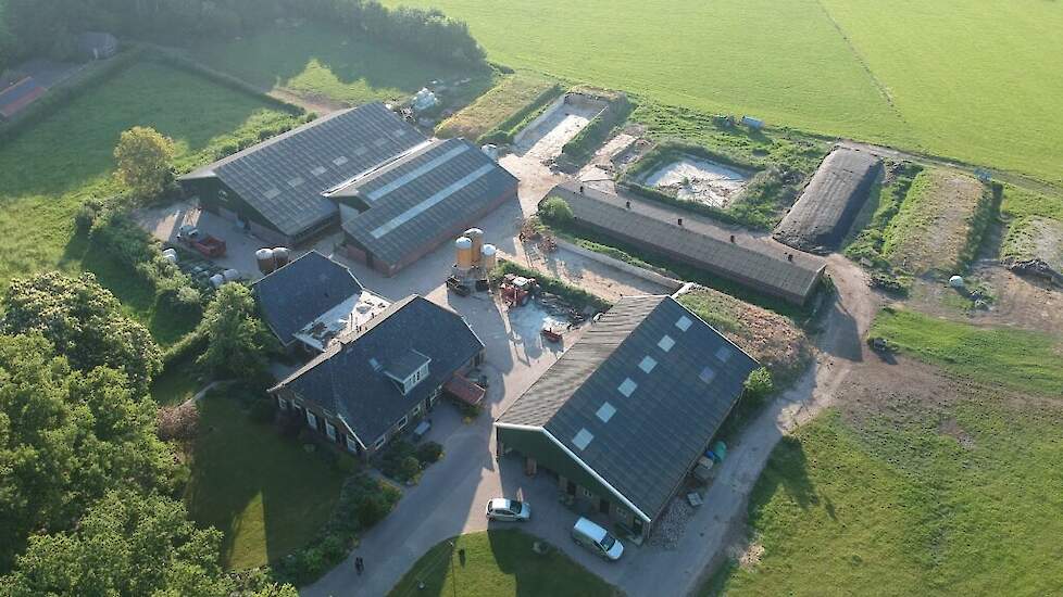 Een dronefoto van het bedrijf in Laren.