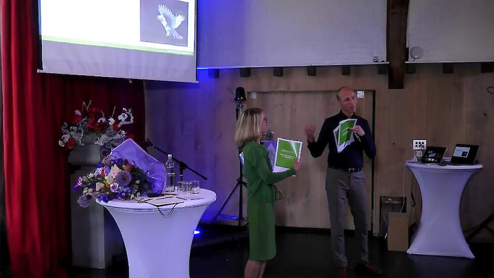 Directeur van de Federatie Landbouw en Zorg Maarten Fischer overhandigt het eerste exemplaar van het kwaliteitskader zorglandbouw aan voorzitter van de federatie Maaike de Vries.