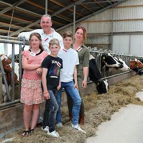 Ard Looman met zijn vrouw Fanny en kinderen Myron (linksvoor), Jouke (middenvoor) en Teije (rechts).