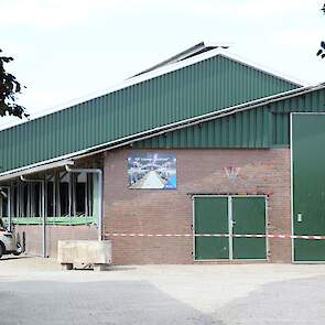 De nieuwe stal is achter de oude melkveestal gebouwd.