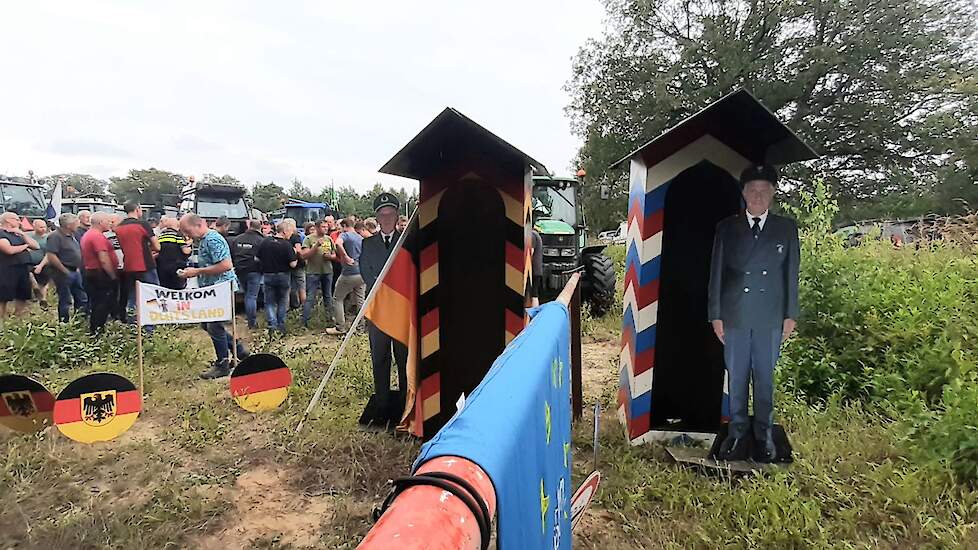 De grens met slagboom illustreert het verschil in stikstof, dat er niet is. Melkveehouder Barry Klein Holkenborg uit Ruurlo protesteert en vindt dat iedereen dat zou moeten doen. 'Want jij kunt de volgende zijn die dit overkomt. En verschijnen plotseling