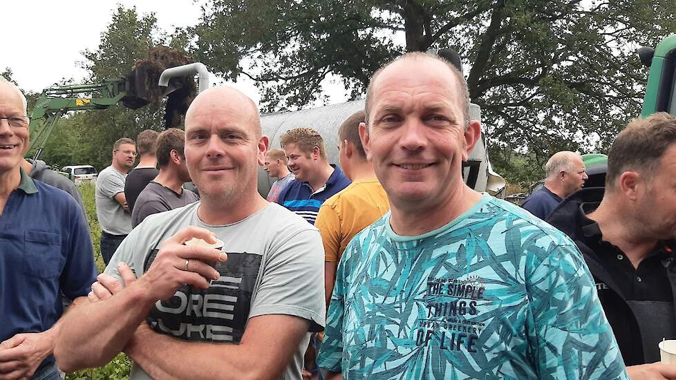 Ronald Wolters (rechts) is vleesveehouder in het Gelderse Eibergen. Hij spreekt de meer dan honderd boeren in Winterswijk toe. Bij de denkbeeldige grens vertelt hij dat in Duitsland zeven maal meer mag neerdalen. 'Dus waren we nu op Duits grondgebied, in