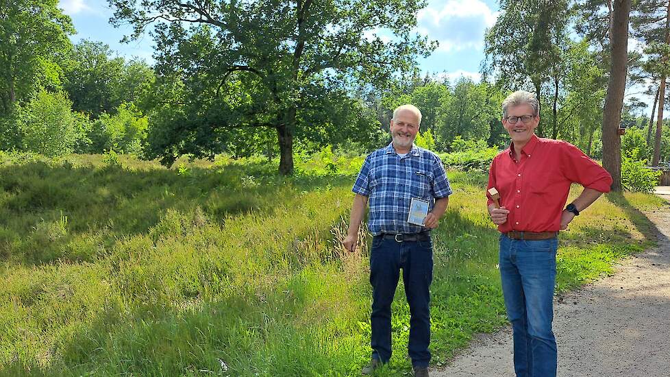 Herman Menkveld (links) heeft de voorzittershamer aan Corney Niemeijer overgedragen.