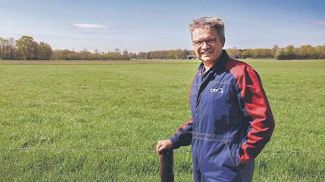 Henry Fox bij zijn weiland.