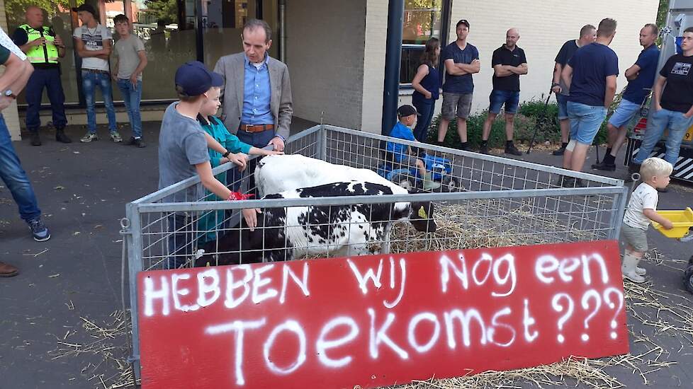 Burgemeester Mark Slinkman (rechts) in gesprek met jonge boeren.