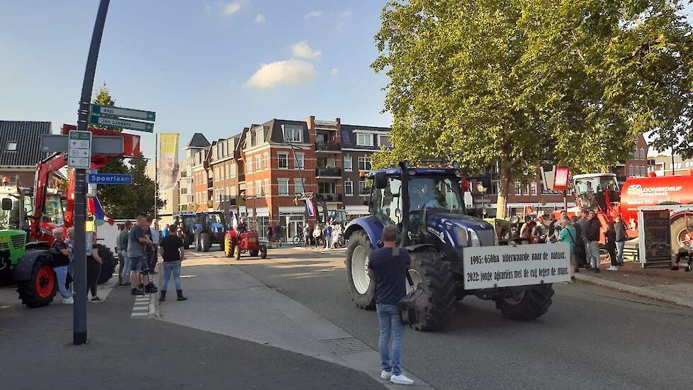 Boeren komen vanuit de omliggende dorpen naar het gemeentehuis.