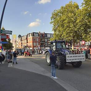 Boeren komen vanuit de omliggende dorpen naar het gemeentehuis.