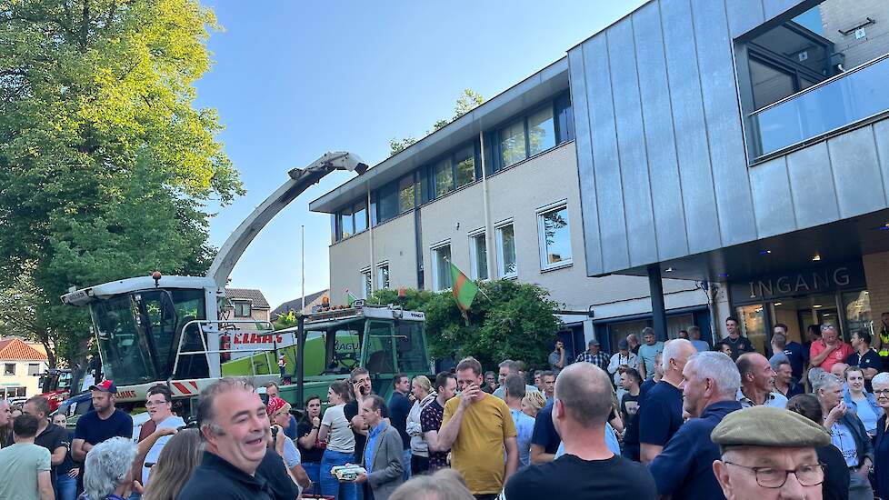 Drukte voor het gemeentehuis in Groesbeek.