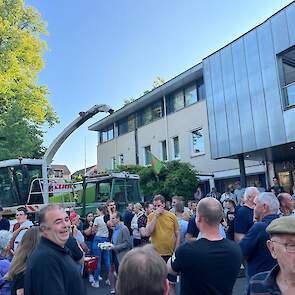 Drukte voor het gemeentehuis in Groesbeek.