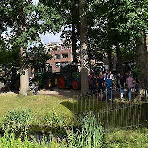 Een kleine veertig boeren veramelden zich bij poorten van het Wijchens kasteel.