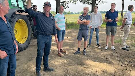Edwin Sengers (met pet) legt uit tijdens een veldexcursie.