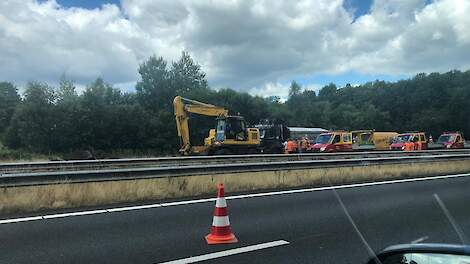 Op de A50 bij Apeldoorn wordt de rommel opgeruimd.