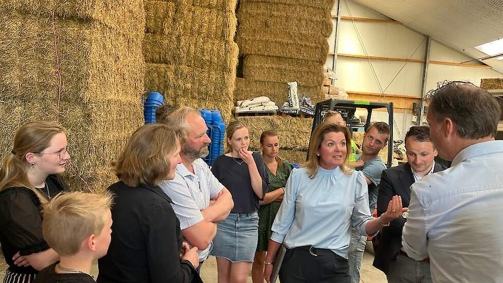Stikstofminister Christianne van der Wal op bezoek bij een kalverhouder in Staphorst.