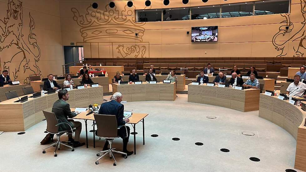 Onder leiding van Johan Remkes (voorgrond) spraken leden het kabinet en vertegenwoordigers van boerenorganisatie met elkaar in Statenzaal van de provincie Utrecht.