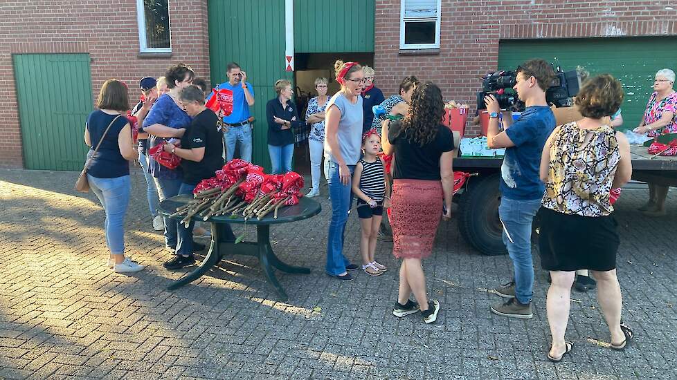 De producten voor in de knapzakken lagen op een platte wagen opgesteld, zodat iedereen er langs kon lopen.