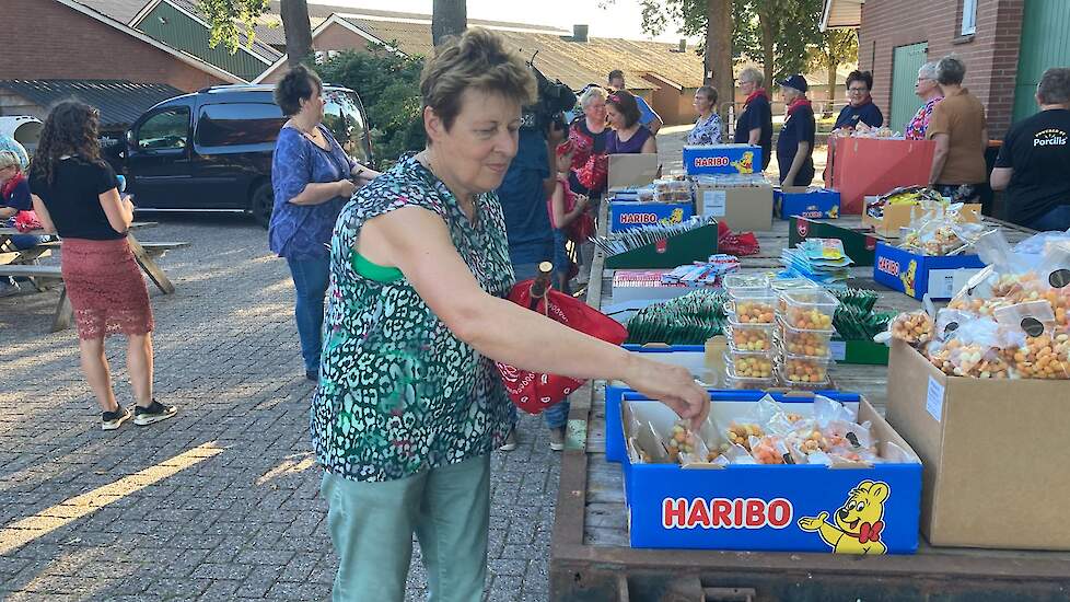 Inwoners uit Buurse pakken de knapzakken in.