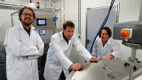 Tom Lugtenberg (midden), hier samen met echtgenote Ellis en horecaman Leon Ripperda bij Zuivel van SalLand, vond het logisch. „Bij een Sallands Oogstfeest horen Sallandse producten van Sallandse boeren.”