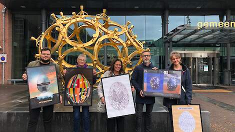 De vijf genomineerden voor de EyeCatcher in Barneveld. De winnaar staat tweede van rechts met 'Juweel van Barneveld'.