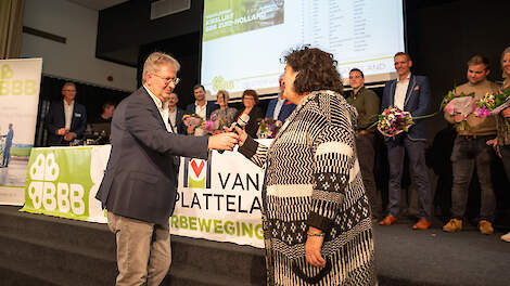 Partijvoorzitter Erik Stegink in gesprek met BBB-voorvrouw Caroline van der Plas tijdens de meest recente Algemene Ledenvergadering van deze politieke partij.