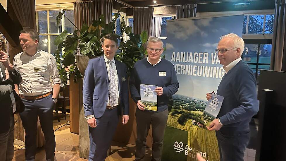 Landbouwminister Adema (rechts) en gedeputeerde Gert Harm ten Bolscher (Overijssel) nemen de agenda in ontvangst.