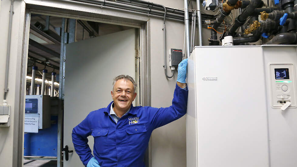 In de stal van de Mekkerhof ligt omgekeerde vloerverwarming, vertelt GIJS-directeur Erik Reefhuis. Met de warmte uit de stropot wordt het hele bedrijf verwarmd.