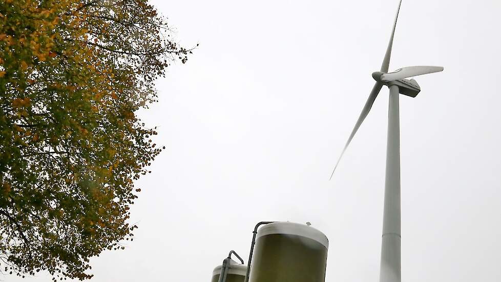 De windmolen op het erf.