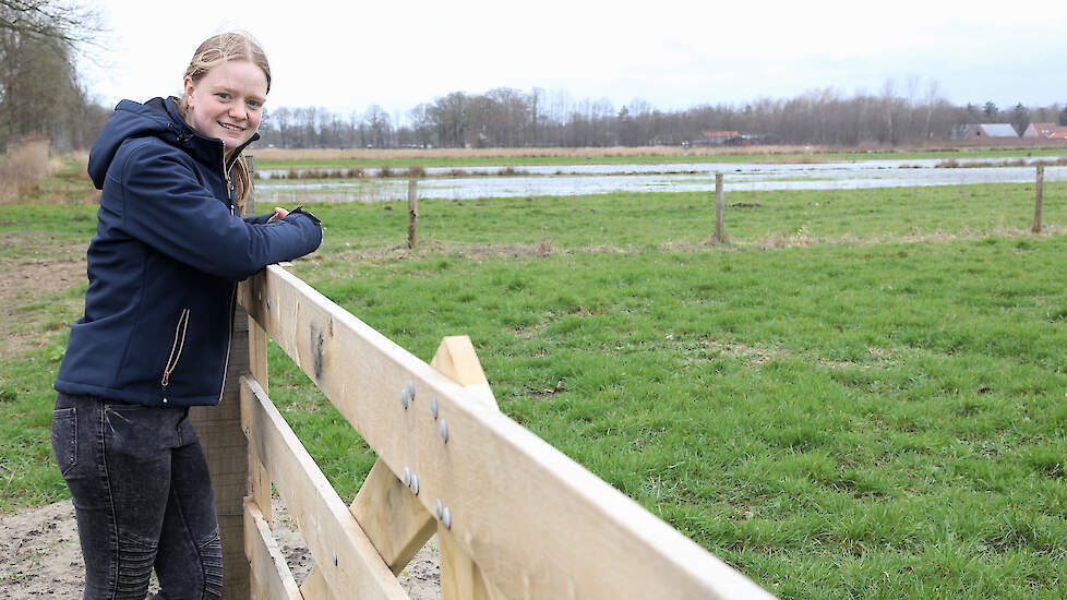 Lineke Pennings bij ’t Engeveld, met op de achtergrond het waterretentiegebied en rechts op de foto een van de percelen die de boeren pachten. In 2021 werden in het natuurgebied parende grutto's op de foto gezet.