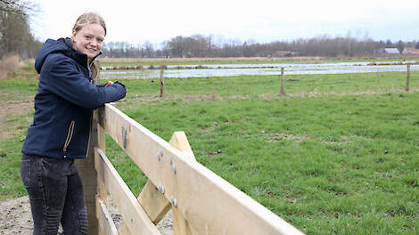 Lineke Pennings bij ’t Engeveld, met op de achtergrond het waterretentiegebied en rechts op de foto een van de percelen die de boeren pachten. In 2021 werden in het natuurgebied parende grutto's op de foto gezet.