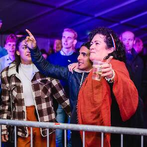 Caroline van der Plas vermaakt zich prima tussen de jongerenleden van haar partij.