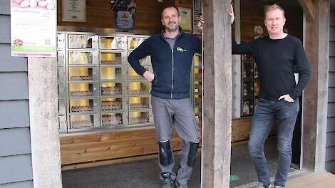 Bas Gerrits (links) en Alwin Janssen bij eierautomaat Gerrits in Rijkevoort