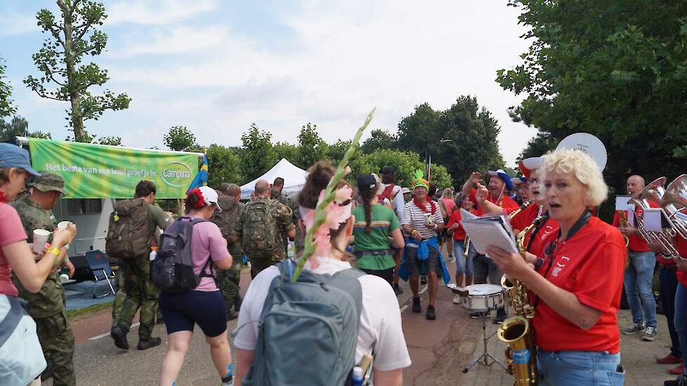 Het wandelt gezellig met een muziekje van dweilorkest Moizat uit Mill.